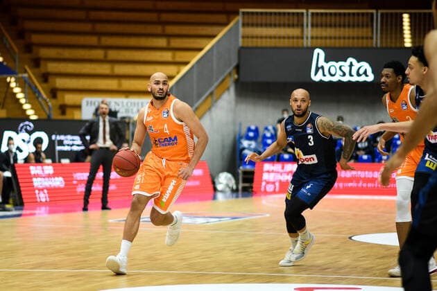 Stefan Peno RASTA Vechta on the ball, Maurice Stuckey HAKRO Merlins Crailsheim , GER, HAKRO Merlins Crailsheim vs RASTA Vechta, 24 04 2021, 30 Spieltag easycredit Basketball Bundesliga, Spielzeit 2020 2021 GER, HAKRO Merlins Crailsheim vs RASTA Vechta, 24 04 2021, 30 Spieltag easycredit Basketball Bundesliga, Spielzeit 2020 2021 Crailsheim Copyright: xEibnerxPressefoto MichaelxMemmlerx EP_MMR