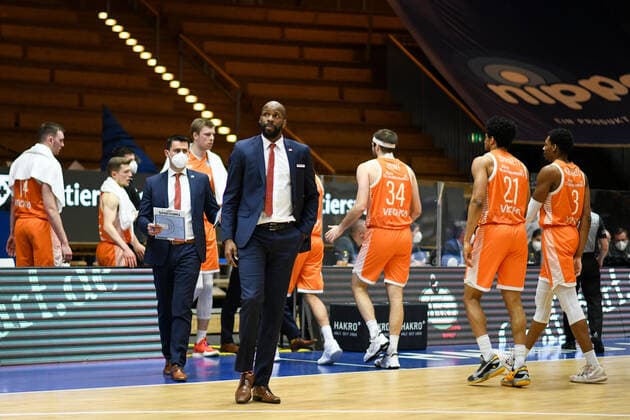 Derrick Allen RASTA Vechta, Headcoach in timeout, beside Jesse Hunt RASTA Vechta , Jordan Barnett RASTA Vechta , Sha Markus Kennedy RASTA Vechta , GER, HAKRO Merlins Crailsheim vs RASTA Vechta, 24 04 2021, 30 Matchday easycredit Basketball Bundesliga, Season 2020 2021 GER, HAKRO Merlins Crailsheim vs RASTA Vechta, 24 04 2021, 30 Matchday easycredit Basketball Bundesliga, Season 2020 2021 Crailsheim Copyright: xEibnerxPressefoto MichaelxMemmlerx EP_MMR