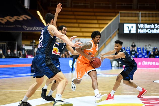 Edgar Sosa RASTA Vechta in a duel with Trae Bell Haynes HAKRO Merlins Crailsheim , Elias Lasisi HAKRO Merlins Crailsheim , Bogdan Radosavljevic HAKRO Merlins Crailsheim , GER, HAKRO Merlins Crailsheim vs RASTA Vechta, 24 04 2021, 30 Spieltag easycredit Basketball Bundesliga, Spielzeit 2020 2021 GER, HAKRO Merlins Crailsheim vs RASTA Vechta, 24 04 2021, 30 Spieltag easycredit Basketball Bundesliga, Spielzeit 2020 2021 Crailsheim Copyright: xEibnerxPressefoto MichaelxMemmlerx EP_MMR