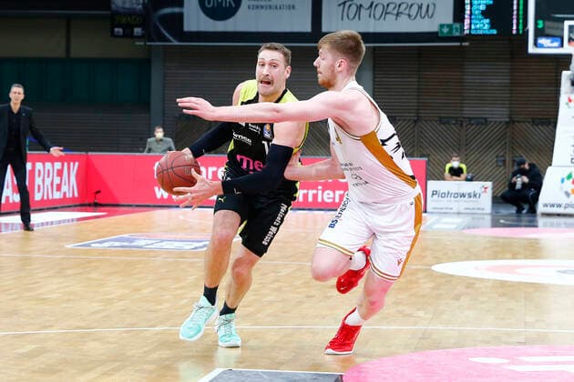 30 Matchday of the easyCredit BBL Basketball Bundesliga on 24 April 2021 at Oberfrankenhalle in Bayreuth Bavaria Germany Season 2020 2021 Medi Bayreuth vs Basketball Löwen Braunschweig Matthew Tiby Medi Bayreuth 15 left Luc van Slooten Basketball Löwen Braunschweig 4 right