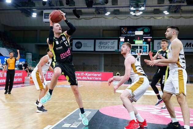 30 Matchday of the easyCredit BBL Basketball Bundesliga on 24 April 2021 at Oberfrankenhalle in Bayreuth Bavaria Germany Season 2020 2021 Medi Bayreuth vs Basketball Löwen Braunschweig Matthew Tiby Medi Bayreuth 15 left Luc van Slooten Basketball Löwen Braunschweig 4 right
