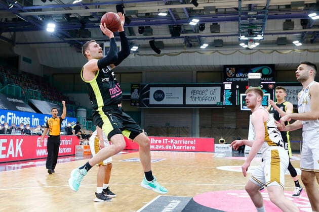 30 Matchday of the easyCredit BBL Basketball Bundesliga on 24 April 2021 at Oberfrankenhalle in Bayreuth Bavaria Germany Season 2020 2021 Medi Bayreuth vs Basketball Löwen Braunschweig Matthew Tiby Medi Bayreuth 15 left Luc van Slooten Basketball Löwen Braunschweig 4 right