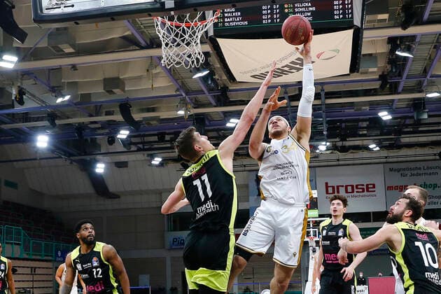 30 Matchday of the easyCredit BBL Basketball Bundesliga on 24 April 2021 at the Oberfrankenhalle in Bayreuth Bavaria Germany Season 2020 2021 Medi Bayreuth vs Basketball Löwen Braunschweig Andreas Seiferth Medi Bayreuth 11 left Gavin Schilling Basketball Löwen Braunschweig 34 right
