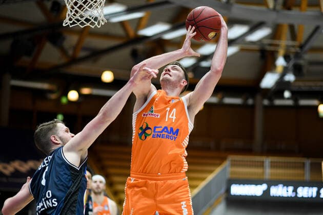 Philipp Herkenhoff RASTA Vechta at the basket against Fabian Bleck HAKRO Merlins Crailsheim , GER, HAKRO Merlins Crailsheim vs RASTA Vechta, 24 04 2021, 30 Spieltag easycredit Basketball Bundesliga, Spielzeit 2020 2021 GER, HAKRO Merlins Crailsheim vs RASTA Vechta, 24 04 2021, 30 Spieltag easycredit Basketball Bundesliga, Spielzeit 2020 2021 Crailsheim Copyright: xEibnerxPressefoto MichaelxMemmlerx EP_MMR