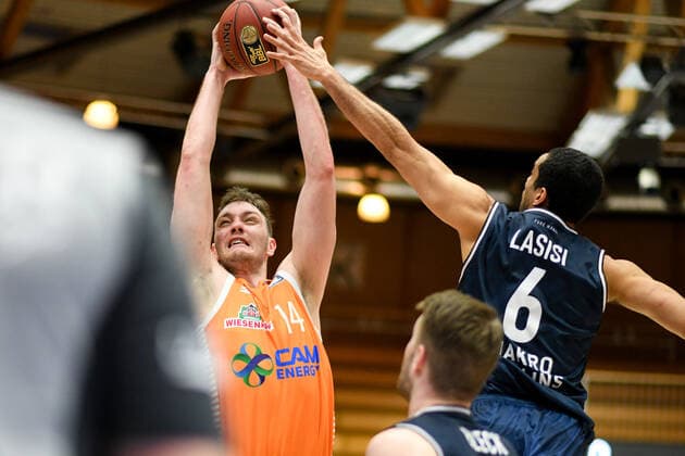 Philipp Herkenhoff RASTA Vechta in a duel with Elias Lasisi HAKRO Merlins Crailsheim and Fabian Bleck HAKRO Merlins Crailsheim , GER, HAKRO Merlins Crailsheim vs RASTA Vechta, 24 04 2021, 30 Matchday easycredit Basketball Bundesliga, Season 2020 2021 GER, HAKRO Merlins Crailsheim vs RASTA Vechta, 24 04 2021, 30 Matchday easycredit Basketball Bundesliga, Season 2020 2021 Crailsheim Copyright: xEibnerxPressefoto MichaelxMemmlerx EP_MMR