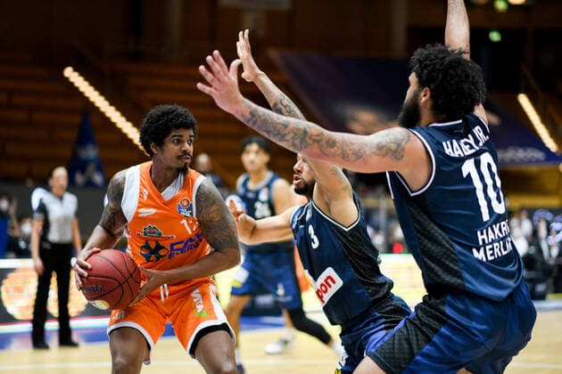 Edgar Sosa RASTA Vechta in a duel with Jermaine Haley Jr HAKRO Merlins Crailsheim and Maurice Stuckey HAKRO Merlins Crailsheim , GER, HAKRO Merlins Crailsheim vs RASTA Vechta, 24 04 2021, 30 Matchday easycredit Basketball Bundesliga, Season 2020 2021 GER, HAKRO Merlins Crailsheim vs RASTA Vechta, 24 04 2021, 30 Matchday easycredit Basketball Bundesliga, Season 2020 2021 Crailsheim Copyright: xEibnerxPressefoto MichaelxMemmlerx EP_MMR