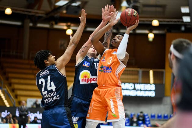ShaÂ Markus Kennedy RASTA Vechta at the basket in a duel with Jeremy Jones HAKRO Merlins Crailsheim and Bogdan Radosavljevic HAKRO Merlins Crailsheim , GER, HAKRO Merlins Crailsheim vs RASTA Vechta, 24 04 2021, 30 Spieltag easycredit Basketball Bundesliga, Spielzeit 2020 2021 GER, HAKRO Merlins Crailsheim vs RASTA Vechta, 24 04 2021, 30 Spieltag easycredit Basketball Bundesliga, Spielzeit 2020 2021 Crailsheim Copyright: xEibnerxPressefoto MichaelxMemmlerx EP_MMR