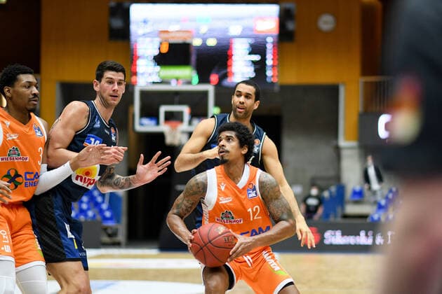 Edgar Sosa RASTA Vechta in a duel with Elias Lasisi HAKRO Merlins Crailsheim and Bogdan Radosavljevic HAKRO Merlins Crailsheim , GER, HAKRO Merlins Crailsheim vs RASTA Vechta, 24 04 2021, 30 Spieltag easycredit Basketball Bundesliga, Spielzeit 2020 2021 GER, HAKRO Merlins Crailsheim vs RASTA Vechta, 24 04 2021, 30 Spieltag easycredit Basketball Bundesliga, Spielzeit 2020 2021 Crailsheim Copyright: xEibnerxPressefoto MichaelxMemmlerx EP_MMR