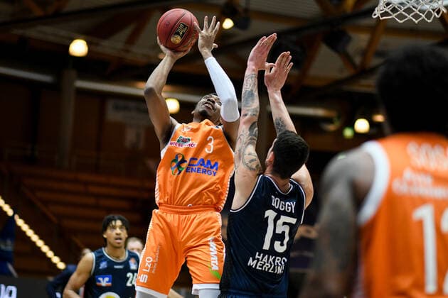ShaÂ Markus Kennedy RASTA Vechta in duel with Bogdan Radosavljevic HAKRO Merlins Crailsheim , GER, HAKRO Merlins Crailsheim vs RASTA Vechta, 24 04 2021, 30 Spieltag easycredit Basketball Bundesliga, Spielzeit 2020 2021 GER, HAKRO Merlins Crailsheim vs RASTA Vechta, 24 04 2021, 30 Spieltag easycredit Basketball Bundesliga, Spielzeit 2020 2021 Crailsheim Copyright: xEibnerxPressefoto MichaelxMemmlerx EP_MMR