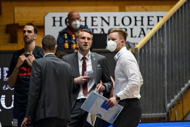 Tuomas Iisalo HAKRO Merlins Crailsheim and Joonas Iisalo HAKRO Merlins Crailsheim discuss, GER, HAKRO Merlins Crailsheim vs RASTA Vechta, 24 04 2021, 30 Spieltag easycredit Basketball Bundesliga, Spielzeit 2020 2021 GER, HAKRO Merlins Crailsheim vs RASTA Vechta, 24 04 2021, 30 Spieltag easycredit Basketball Bundesliga, Spielzeit 2020 2021 Crailsheim Copyright: xEibnerxPressefoto MichaelxMemmlerx EP_MMR