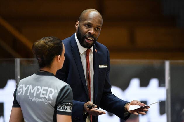 Derrick Allen RASTA Vechta, head coach discusses with referee Anne Panther, GER, HAKRO Merlins Crailsheim vs RASTA Vechta, 24 04 2021, 30 match day easycredit Basketball Bundesliga, season 2020 2021 GER, HAKRO Merlins Crailsheim vs RASTA Vechta, 24 04 2021, 30 match day easycredit Basketball Bundesliga, season 2020 2021 Crailsheim Copyright: xEibnerxPressefoto MichaelxMemmlerx EP_MMR