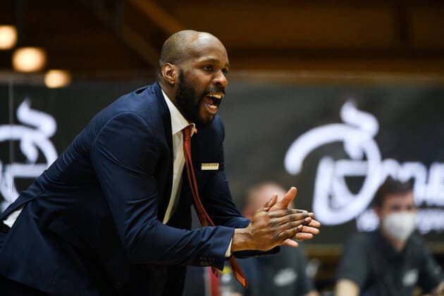 Derrick Allen RASTA Vechta, Headcoach gives instructions, GER, HAKRO Merlins Crailsheim vs RASTA Vechta, 24 04 2021, 30 Spieltag easycredit Basketball Bundesliga, Spielzeit 2020 2021 GER, HAKRO Merlins Crailsheim vs RASTA Vechta, 24 04 2021, 30 Spieltag easycredit Basketball Bundesliga, Spielzeit 2020 2021 Crailsheim Copyright: xEibnerxPressefoto MichaelxMemmlerx EP_MMR
