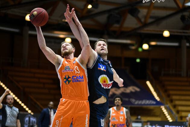 Robin Christen RASTA Vechta defends against Fabian Bleck HAKRO Merlins Crailsheim at the basket, GER, HAKRO Merlins Crailsheim vs RASTA Vechta, 24 04 2021, 30 Spieltag easycredit Basketball Bundesliga, Spielzeit 2020 2021 GER, HAKRO Merlins Crailsheim vs RASTA Vechta, 24 04 2021, 30 Spieltag easycredit Basketball Bundesliga, Spielzeit 2020 2021 Crailsheim Copyright: xEibnerxPressefoto MichaelxMemmlerx EP_MMR