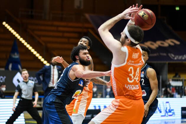 Jermaine Haley Jr HAKRO Merlins Crailsheim in duel with Jesse Hunt RASTA Vechta , GER, HAKRO Merlins Crailsheim vs RASTA Vechta, 24 04 2021, 30 Spieltag easycredit Basketball Bundesliga, Spielzeit 2020 2021 GER, HAKRO Merlins Crailsheim vs RASTA Vechta, 24 04 2021, 30 Spieltag easycredit Basketball Bundesliga, Spielzeit 2020 2021 Crailsheim Copyright: xEibnerxPressefoto MichaelxMemmlerx EP_MMR