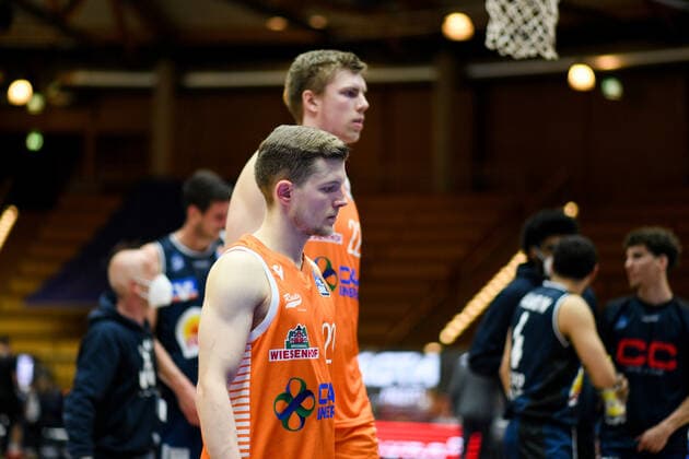 Jannes Hundt RASTA Vechta and Bjoern Rohwer RASTA Vechta are disappointed about the defeat, GER, HAKRO Merlins Crailsheim vs RASTA Vechta, 24 04 2021, 30 Matchday easycredit Basketball Bundesliga, Season 2020 2021 GER, HAKRO Merlins Crailsheim vs RASTA Vechta, 24 04 2021, 30 Matchday easycredit Basketball Bundesliga, Season 2020 2021 Crailsheim Copyright: xEibnerxPressefoto MichaelxMemmlerx EP_MMR