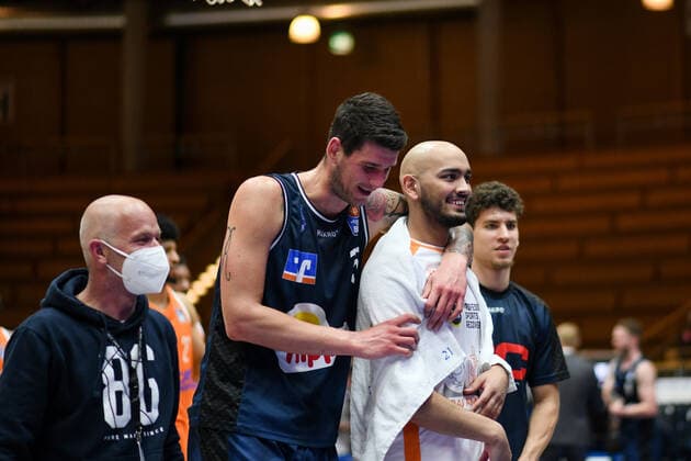 Stefan Peno RASTA Vechta and Bogdan Radosavljevic HAKRO Merlins Crailsheim together after the game, GER, HAKRO Merlins Crailsheim vs RASTA Vechta, 24 04 2021, 30 Spieltag easycredit Basketball Bundesliga, Spielzeit 2020 2021 GER, HAKRO Merlins Crailsheim vs RASTA Vechta, 24 04 2021, 30 Spieltag easycredit Basketball Bundesliga, Spielzeit 2020 2021 Crailsheim Copyright: xEibnerxPressefoto MichaelxMemmlerx EP_MMR