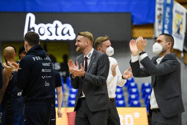 Tuomas Iisalo HAKRO Merlins Crailsheim and trateam cheer about the victory, GER, HAKRO Merlins Crailsheim vs RASTA Vechta, 24 04 2021, 30 Spieltag easycredit Basketball Bundesliga, Spielzeit 2020 2021 GER, HAKRO Merlins Crailsheim vs RASTA Vechta, 24 04 2021, 30 Spieltag easycredit Basketball Bundesliga, Spielzeit 2020 2021 Crailsheim Copyright: xEibnerxPressefoto MichaelxMemmlerx EP_MMR