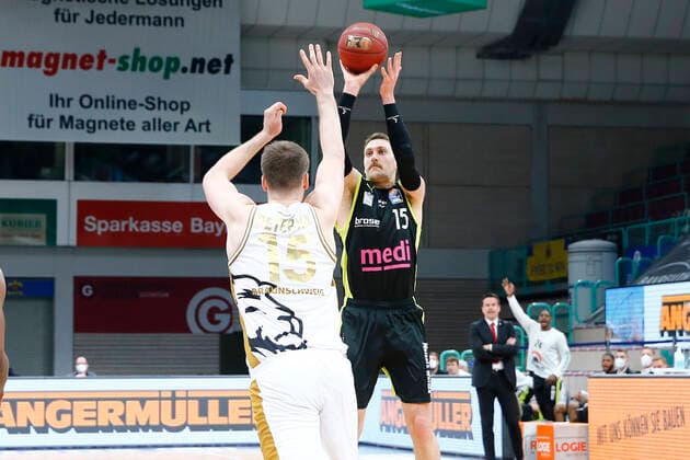 30 Matchday of the easyCredit BBL Basketball Bundesliga on 24 April 2021 at Oberfrankenhalle in Bayreuth Bavaria Germany season 2020 2021 Medi Bayreuth vs Basketball Löwen Braunschweig Matthew Tiby Medi Bayreuth 15 right Martin Peterka Basketball Löwen Braunschweig 15 left