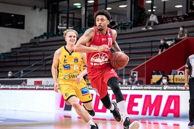 easyCredit Basketball Bundesliga JobStairs Giessen 46ers MHP RIESEN Ludwigsburg, 24 04 21 Diante Maurice Garrett 11 Giessen 46ers , Lukas Herzog 11 MHP RIESEN Ludwigsburg , Sporthalle Giessen Ost Giessen, 24 04 21 Copyright: xBEAUTIFULxSPORTS Roeczeyx