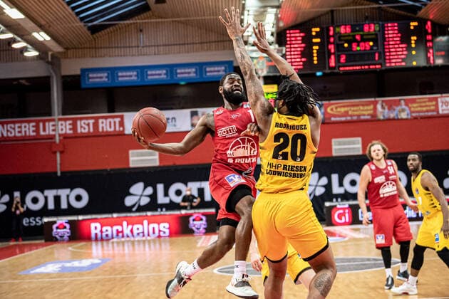 easyCredit Basketball Bundesliga JobStairs Giessen 46ers MHP RIESEN Ludwigsburg, 24 04 21 Jonathan Stark 1 Giessen 46ers , Desi Rodriguez 20 MHP RIESEN Ludwigsburg Sporthalle Giessen Ost Giessen, 24 04 21 Copyright: xBEAUTIFULxSPORTS Roeczeyx