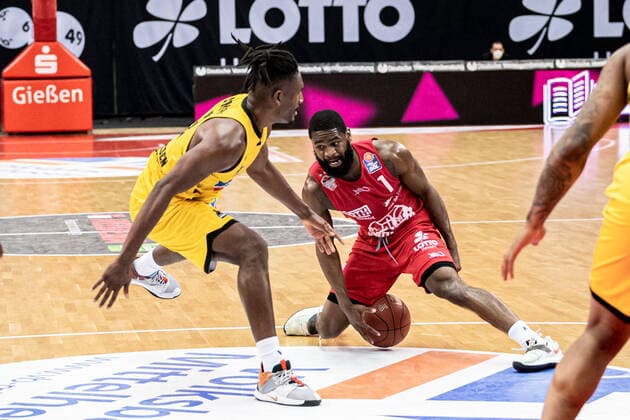 easyCredit Basketball Bundesliga JobStairs Giessen 46ers MHP RIESEN Ludwigsburg, 24 04 21 Jonathan Stark 1 Giessen 46ers , Jaleen Smith 3 MHP RIESEN Ludwigsburg Sporthalle Giessen Ost Giessen, 24 04 21 Copyright: xBEAUTIFULxSPORTS Roeczeyx