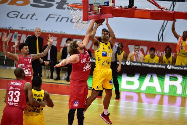 24 04 2021, xbrx, Basketball BBL Bundesliga, Giessen 46ers MHP Riesen Ludwigsburg emspor, v l dribbling, dribbles with the ball, carries the ball, throw, free throw, Bryant, John 54 Giessen 46ers, da Silva, Oscar 30 MHP Riesen Ludwigsburg Giessen