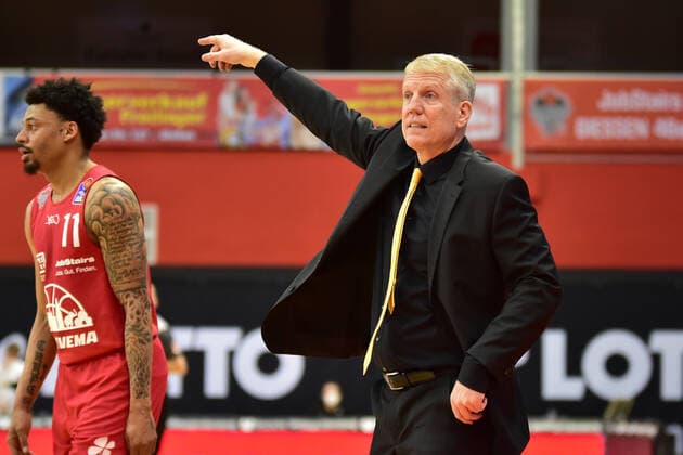 24 04 2021, xbrx, Basketball BBL Bundesliga, Giessen 46ers MHP Riesen Ludwigsburg emspor, v l gives instruction, gestures, gesturing with arms, gives instruction to team, Patrick, John coach MHP Riesen Ludwigsburg Giessen