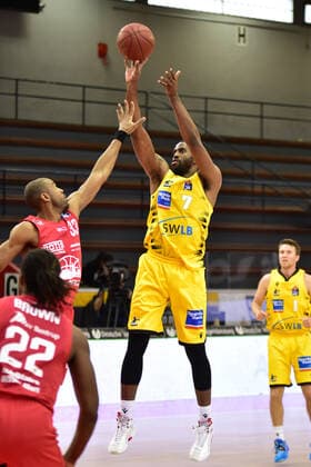24 04 2021, xbrx, Basketball BBL Bundesliga, Giessen 46ers MHP Riesen Ludwigsburg emspor, v l throw, free throw, McLean, Jamel 7 MHP Riesen Ludwigsburg Giessen.