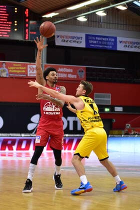 24 04 2021, xbrx, Basketball BBL Bundesliga, Giessen 46ers MHP Riesen Ludwigsburg emspor, v l dribbling, dribbles with the ball, carries the ball, one-on-one, Garrett, Diante Maurice 11 Hiessen 46ers , Hull, Jordan 1 MHP Riesen Ludwigsburg Giessen