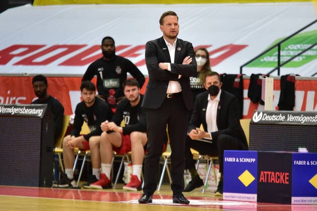 24 04 2021, xbrx, Basketball BBL Bundesliga, Giessen 46ers MHP Riesen Ludwigsburg emspor, v l watches the game, concentration, is concentrated, Scholz, Rolf coach Giessen 46ers Giessen
