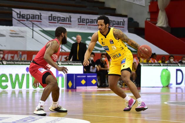 24 04 2021, xbrx, Basketball BBL Bundesliga, Giessen 46ers MHP Riesen Ludwigsburg emspor, v l Stark, Jonathan 1 Giessen 46ers , dribbling, dribbles with the ball, carries the ball, Brown Jr, Barry 5 MHP Riesen Ludwigsburg Giessen