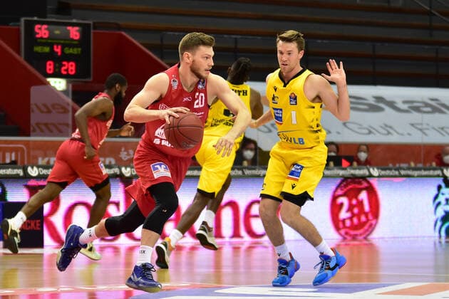 24 04 2021, xbrx, Basketball BBL Bundesliga, Giessen 46ers MHP Riesen Ludwigsburg emspor, v l dribbling, dribbles with the ball, carries the ball, Zylka, Ferdinand 20 Giessen 46ers , Hull, Jordan 1 MHP Riesen Ludwigsburg Giessen