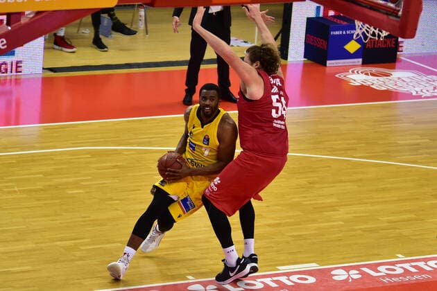 24 04 2021, xbrx, Basketball BBL Bundesliga, Giessen 46ers MHP Riesen Ludwigsburg emspor, v l dribbling, dribbles with the ball, carries the ball, basket shot, McLean, Jamel 7 MHP Riesen Ludwigsburg , Bryant, John 54 Giessen 46ers Giessen