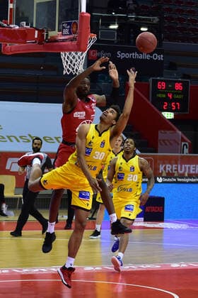 24 04 2021, xbrx, Basketball BBL Bundesliga, Giessen 46ers MHP Riesen Ludwigsburg emspor, v l Brown, Chad 22 Giessen 46ers , layup, da Silva, Oscar 30 MHP Riesen Ludwigsburg Giessen.