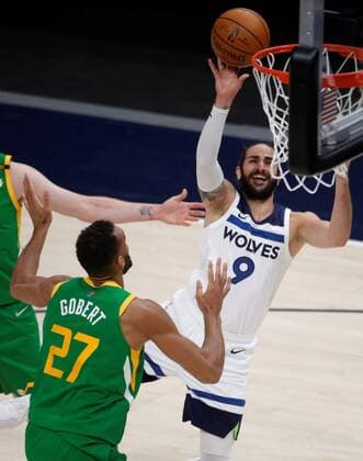 Ricky Rubio (R) of the Minnesota Timberwolves in action against Rudy Gobert of the Utah Jazz, during an NBA, Basketball Herren, USA game at the Vivint Smart Home Arena in Salt Lake City, Utah, USA, 24 April 2021. Utah Jazz vs. Minnesota Timberwolves !ACHTUNG: NUR REDAKTIONELLE NUTZUNG!  Copyright: xGEORGExFREYx AME2461 20210425-637549271712873506
