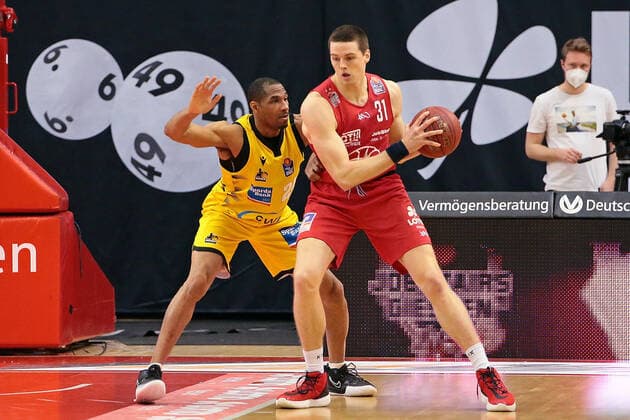 24 04 2021, xovx, Basketball BBL, JobStairs Gießen 46ers MHP RIESEN Ludwigsburg v l Tremmell Darden MHP Riesen Ludwigsburg , Scottie James Jr Gießen 46ers Gießen Sporthalle Gießen Ost Hessen Germany EN