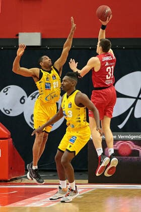 24 04 2021, xovx, Basketball BBL, JobStairs Gießen 46ers MHP RIESEN Ludwigsburg v l Tremmell Darden MHP Riesen Ludwigsburg , Jaleen Smith MHP Riesen Ludwigsburg , Scottie James Jr Gießen 46ers Gießen Sporthalle Gießen Ost Hessen Germany EN