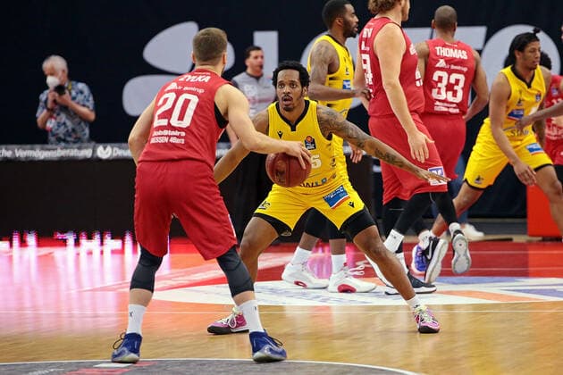 24 04 2021, xovx, Basketball BBL, JobStairs Gießen 46ers MHP RIESEN Ludwigsburg v l Ferdinand Zylka Gießen 46ers , Barry Brown Jr MHP Riesen Ludwigsburg Gießen Sporthalle Gießen Ost Hessen Germany EN
