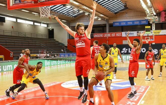 John Bryant JobStairs GIESSEN 54 and Oscar da Silva MHP Riesen Ludwigsburg 30 , JobStairs GIESSEN 46ers vs, MHP Riesen Ludwigsburg, Basketball, Basketball Bundesliga, 30 Spieltag, 24 04 2021, JobStairs GIESSEN 46ers vs, MHP Riesen Ludwigsburg, Basketball, Basketball Bundesliga, 30 Spieltag, 24 04 2021, Photo EIBNER Joerg Niebergall Giessen Copyright: xJoergxNiebergall Eibner-Pressefox EP_JNL