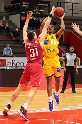 24 04 2021, xovx, Basketball BBL, JobStairs Gießen 46ers MHP RIESEN Ludwigsburg v l Scottie James Jr Gießen 46ers , Desi Rodriguez MHP Riesen Ludwigsburg Gießen Sporthalle Gießen Ost Hessen Germany EN