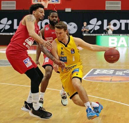 24 04 2021, xovx, Basketball BBL, JobStairs Giessen 46ers MHP RIESEN Ludwigsburg v l Diante Garrett Giessen 46ers , Jonathan Stark Giessen 46ers , Jordan Hulls MHP Riesen Ludwigsburg Giessen Sporthalle Giessen Ost Hessen Germany DE