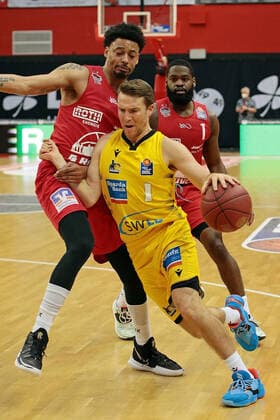 24 04 2021, xovx, Basketball BBL, JobStairs Gießen 46ers MHP RIESEN Ludwigsburg v l Diante Garrett Gießen 46ers , Jordan Hulls MHP Riesen Ludwigsburg , Jonathan Stark Gießen 46ers Gießen Sporthalle Gießen Ost Hessen Germany EN