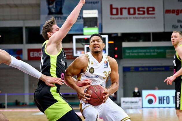 35 Karim Jallow Loewen 23 David Walker medi medi Bayreuth , season 2020 21 , main round matchday 30 24 04 2021 Basketball Loewen Braunschweig Copyright: xEibner-Pressefotox Ochsx EP_tos
