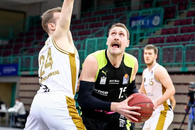 15 Matthew Tiby medi 24 Arnas VeliÄka Loewen medi Bayreuth , season 2020 21 , main round matchday 30 24 04 2021 Basketball Loewen Braunschweig Copyright: xEibner-Pressefotox Ochsx EP_tos
