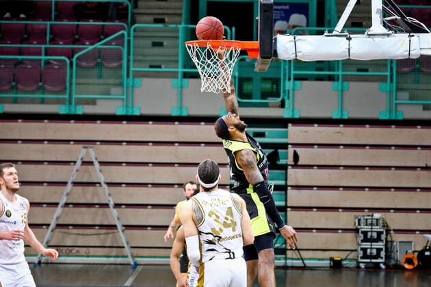 0 Dererk Pardon medi 34 Gavin Schilling Loewen medi Bayreuth , season 2020 21 , main round matchday 30 24 04 2021 Basketball Loewen Braunschweig Copyright: xEibner-Pressefotox Ochsx EP_tos