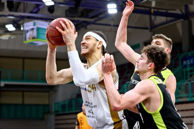 11 Andreas Seiferth medi 9 Kay Bruhnke medi 34 Gavin Schilling Loewen medi Bayreuth , season 2020 21 , main round matchday 30 24 04 2021 Basketball Loewen Braunschweig Copyright: xEibner-Pressefotox Ochsx EP_tos