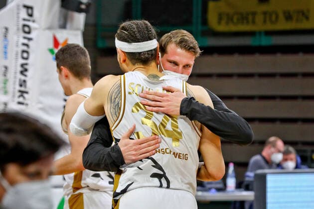 34 Gavin Schilling Loewen 7 Lukas Meisner Loewen medi Bayreuth , season 2020 21 , main round matchday 30 24 04 2021 Basketball Loewen Braunschweig Copyright: xEibner-Pressefotox Ochsx EP_tos