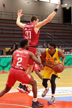 24 04 2021, xovx, Basketball BBL, JobStairs Giessen 46ers MHP RIESEN Ludwigsburg v l Isaac Hamilton Giessen 46ers , Scottie James Jr Giessen 46ers , Yorman Polas Bartolo MHP Riesen Ludwigsburg Giessen Sporthalle Giessen Ost Hessen Germany EN