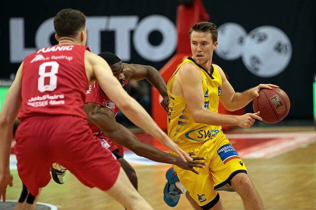 24 04 2021, xovx, Basketball BBL, JobStairs Giessen 46ers MHP RIESEN Ludwigsburg v l Alen Pjanic Giessen 46ers , Jonathan Stark Giessen 46ers , Jordan Hulls MHP Riesen Ludwigsburg Giessen Sporthalle Giessen Ost Hessen Germany EN