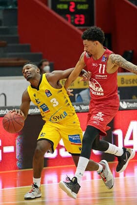 24 04 2021, xovx, Basketball BBL, JobStairs Gießen 46ers MHP RIESEN Ludwigsburg v l Jaleen Smith MHP Riesen Ludwigsburg , Diante Garrett Gießen 46ers Gießen Sporthalle Gießen Ost Hessen Germany EN
